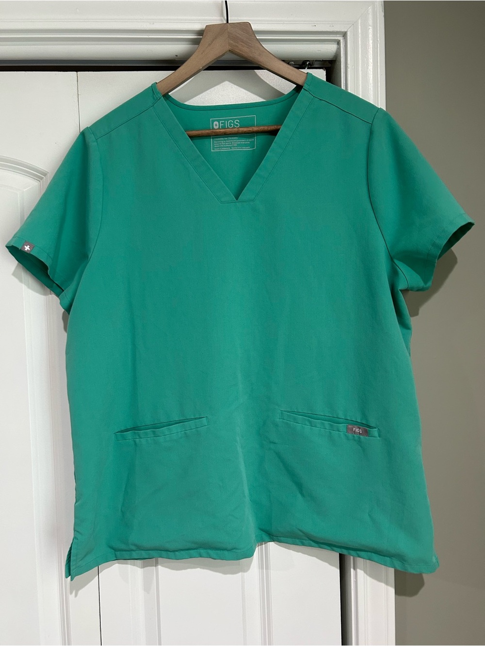 Figs Women's Short Sleeve V-Neck Top in Teal Green